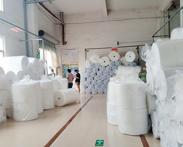 功夫不負(fù)有心人，這句話，小編想送給剛拿下120噸口罩針刺棉訂單的東莞智成纖維業(yè)務(wù)符經(jīng)理。每一場合作的背后，都不是一件容易的事，能成功合作，或是客戶覺得合作方品牌可靠，亦或是相關(guān)人員服務(wù)周到。 6月17日，東莞智成纖維業(yè)務(wù)符經(jīng)理終于獲得深圳鐘先生的認(rèn)可。回憶起與深圳鐘先生初見，是兩天前的6月15日，這次登門拜訪，是深圳鐘先生上門考察東莞智成纖維。此次考察智成，獲得了深圳鐘先生的極大認(rèn)可，從鐘先生口中得知，鐘先生此前對比了很多廠家，但只有東莞智成纖維的環(huán)境衛(wèi)生能達(dá)到他的標(biāo)準(zhǔn)，這也是智成人平時(shí)做好7s管理的體現(xiàn)。 6月15日當(dāng)天下午東莞智成纖維業(yè)務(wù)吳總監(jiān)到深圳和鐘先生協(xié)商價(jià)格、合作等問題。晚上11點(diǎn)，智成纖維業(yè)務(wù)符經(jīng)理不辭辛勞，把剛打好的樣品送到深圳，讓鐘先生試樣。 第三、第四次，是6月16日，符經(jīng)理帶上張技術(shù)上門進(jìn)行技術(shù)指導(dǎo)。前前后后兩天時(shí)間，終得深圳鐘先生一句：合同馬上簽給你。 前有劉備三顧茅廬，后有智成符經(jīng)理4次登門拜訪，兩者終得盡善盡美。東莞智成纖維的每一位銷售人員，秉承著用心、不懈怠任何一位客戶的工作態(tài)度，為客戶服務(wù)著。